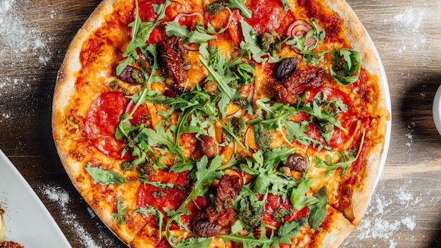 Vista dall'alto di una gustosa pizza con verdure e verdure