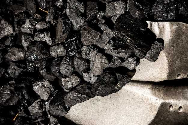 Vista dall'alto di una miniera di carbone minerale nera per lo sfondo. Usato come combustibile per coke industriale.