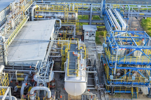 Vista dall'alto di una parte dell'impianto di trattamento del gas in una giornata estiva