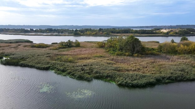 Vista dall'alto di una piccola isola sul fiume Dnepr