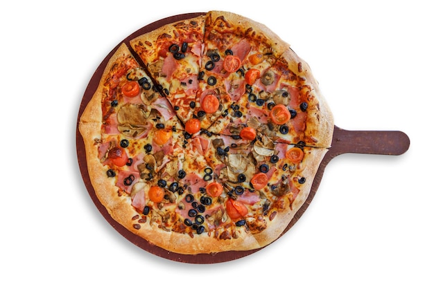 Vista dall'alto di una pizza tradizionale italiana con prosciutto funghi pomodorini mozzarella olive nere su tavola di legno e isolata su sfondo bianco dettagli alti