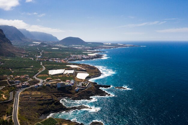 Vista dall'alto di una scogliera rocciosa e della strada lungo l'isola di Tenerife Canarie Spagna