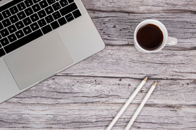 Vista dall'alto di una scrivania da ufficio con un laptop e una tazza di caffè