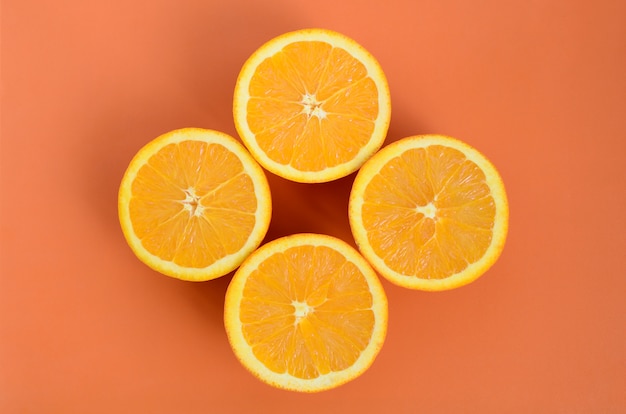 Vista dall&#39;alto di una serie di fette di frutta arancione in colore arancione