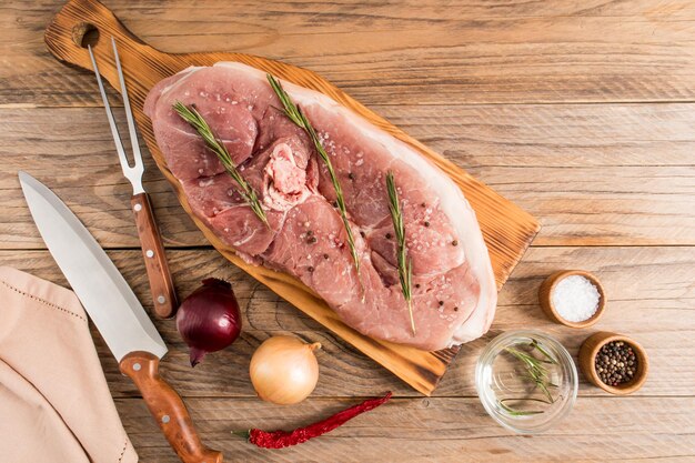 Vista dall'alto di una tavola di legno con un grande pezzo di carne fresca di fattoria sul tavolo del villaggio il concetto di prodotti naturali