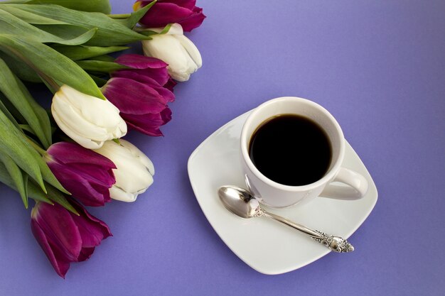 Vista dall'alto di una tazza di caffè e tulipani