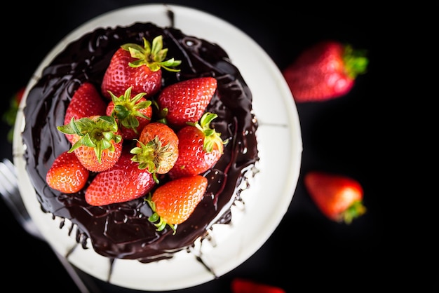 Vista dall'alto di una torta al cioccolato guarnita con fragole