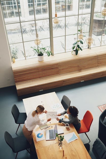 Vista dall'alto di uomini d'affari che lavorano insieme a un nuovo progetto nel moderno concetto di lavoro di squadra in ufficio