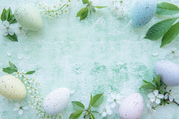 Vista dall'alto di uova di Pasqua colorate su sfondo di legno verde