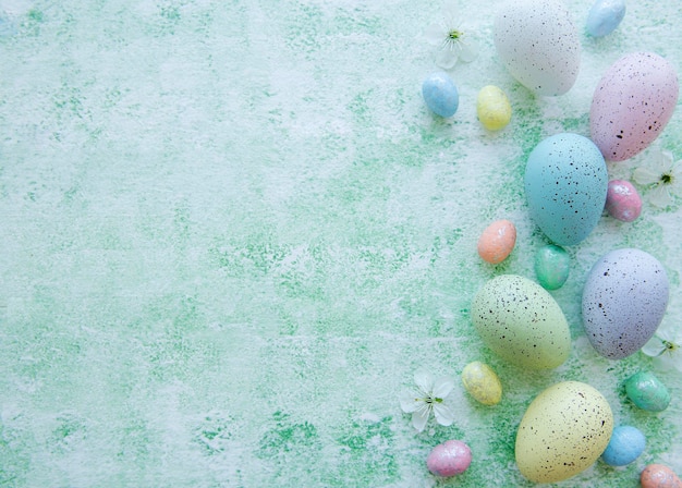 Vista dall'alto di uova di Pasqua colorate su sfondo di legno verde