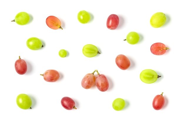 Vista dall'alto di uva verde e rossa isolata su sfondo bianco.