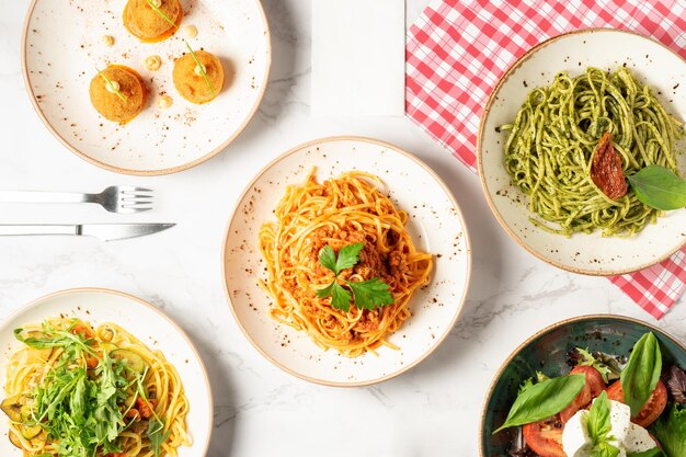 Vista dall'alto di vari piatti della cucina italiana