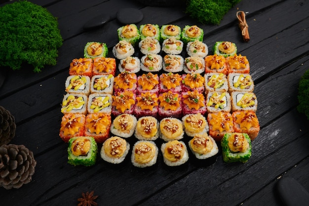 Vista dall'alto di vari sushi e panini posti su tavola di pietra festa del cibo giapponese vista dall'alto piatto