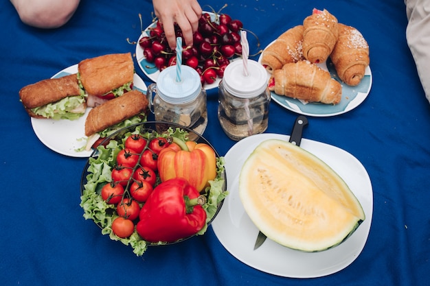 Vista dall'alto di verdure, frutta e panini