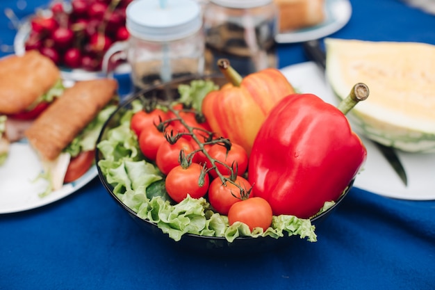 Vista dall'alto di verdure, frutta e panini