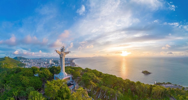 Vista dall'alto di Vung Tau con la statua di Gesù Cristo sulla montagna il luogo locale più popolare Cristo Re una statua di Gesù Concetto di viaggio