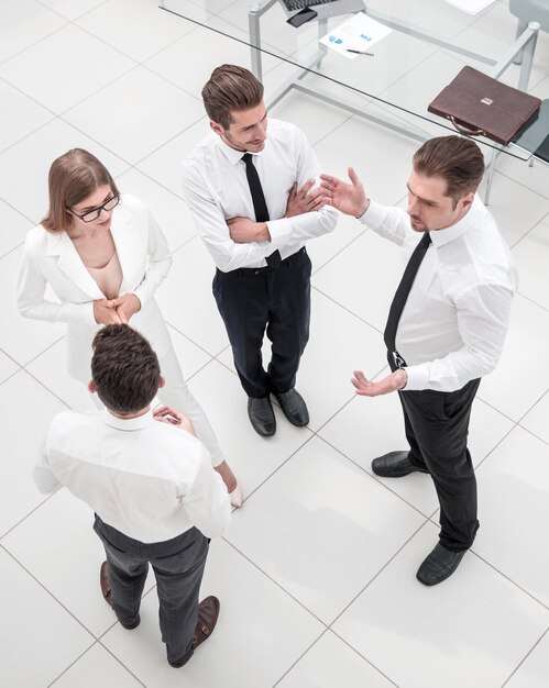 Vista dall'alto dipendenti dell'azienda che discutono di nuove idee foto con spazio di copia