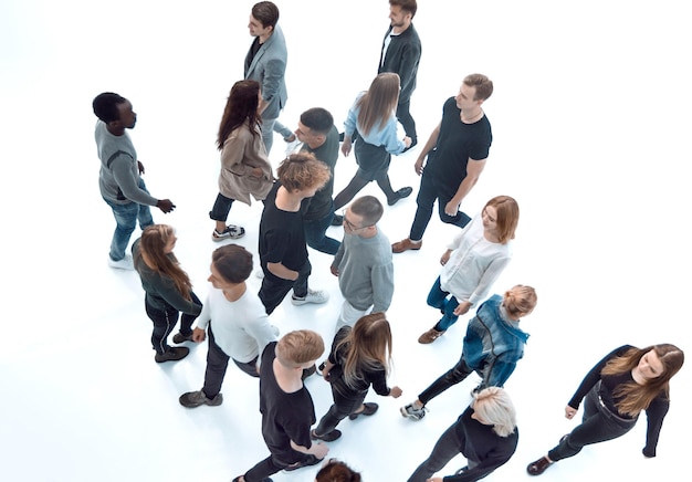 Vista dall'alto diversi giovani che passano l'uno accanto all'altro