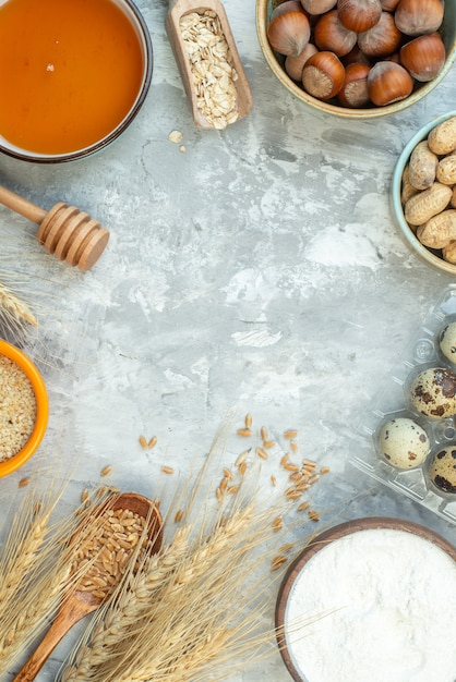 vista dall'alto diversi ingredienti torta gelatina di latte noci farina e uova sullo sfondo chiaro pasta colore torta forno cuocere dolce torta zucchero