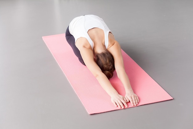 Vista dall'alto donna che fa yoga