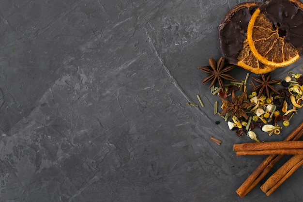 Vista dall'alto erbe aromatiche con bastoncini di cannella