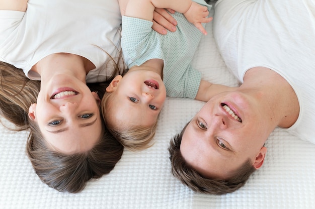 Vista dall'alto famiglia felice con il bambino