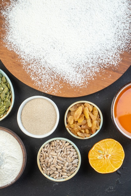 vista dall'alto farina bianca con noci semi cereali uvetta e gelatina su sfondo scuro torta colazione cibo pasta torta polvere cuocere