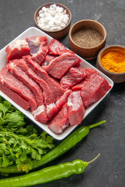 vista dall'alto fette di carne fresca con verdure e condimenti