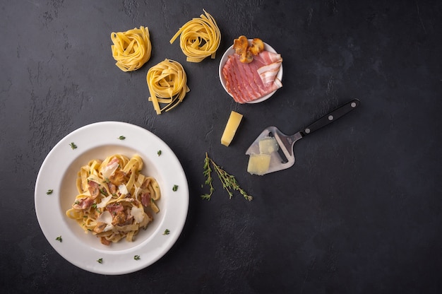 Vista dall'alto fettuccine di pasta con funghi, pancetta e parmigiano