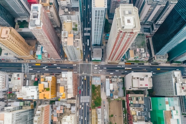 Vista dall'alto foto aerea dal drone volante di una città globale con edifici di sviluppo e grattacieli