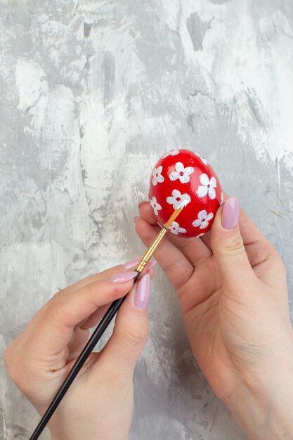 vista dall'alto giovane uovo di Pasqua pittura femminile. primavera femminilità pasqua concetto ornato