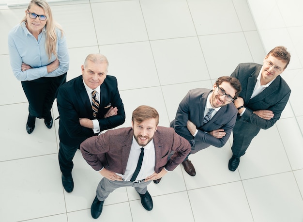 Vista dall'alto. gruppo di uomini d'affari di successo guardando la telecamera