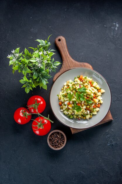 vista dall'alto gustosa insalata all'interno del piatto con pomodori rossi sfondo scuro dieta salute pasto cucina cibo color