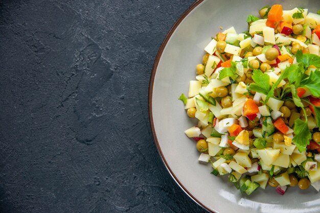 Vista dall'alto gustosa insalata composta da uova fagioli patate e carote su superficie scura salute alimentare pasto cucina colore dieta pane pranzo orizzontale