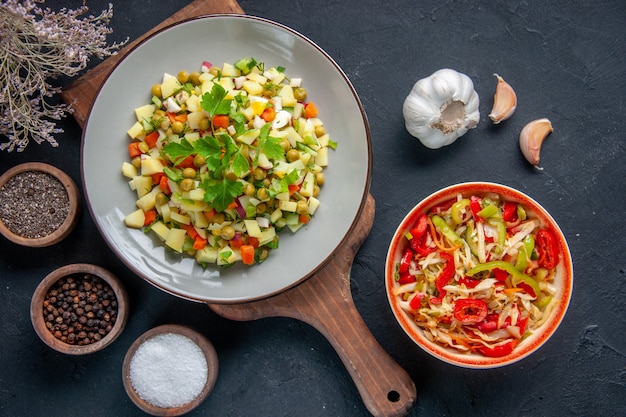 vista dall'alto gustosa insalata con fagioli patate e uova all'interno della piastra sfondo scuro pasto cucina salute dieta orizzontale colore ristorante