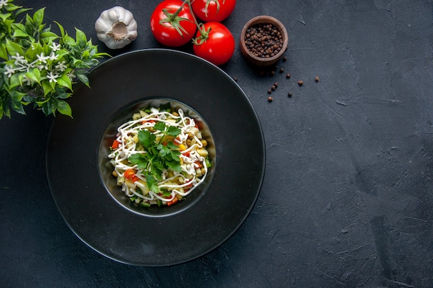 vista dall'alto gustosa insalata di patate con pomodori rossi all'interno della piastra sulla superficie scura cibo pranzo pasto colore orizzontale