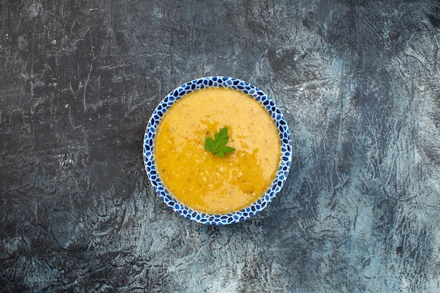 vista dall'alto gustosa zuppa all'interno del piatto su sfondo grigio pasto cena verdura pepe piatto colore cucina foto
