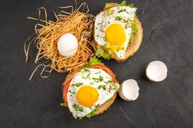 vista dall'alto gustosi panini all'uovo su sfondo scuro foto cibo pasto colazione animali colori insalata di tè del mattino
