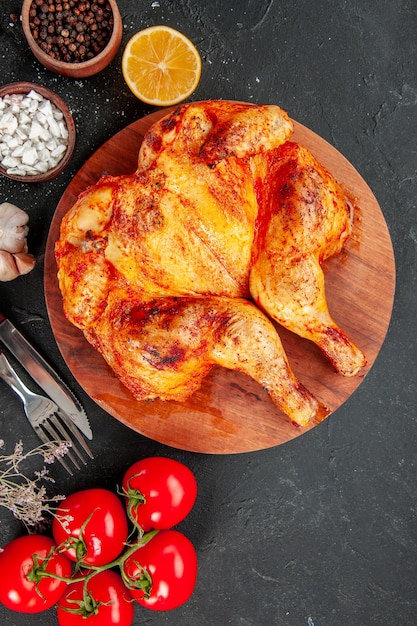 vista dall'alto gustoso pollo fritto con pomodori rossi e condimenti. colore maturo insalata carne cuocere piatto per friggere cena