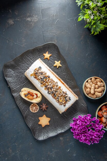 vista dall'alto gustoso rotolo di biscotti con noci. torta biscotto torta dessert tè pasta di zucchero dolce frutta fiore