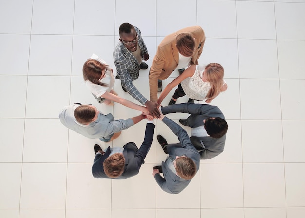 Vista dall'alto.il team aziendale mostra la sua unità.il concetto di team building