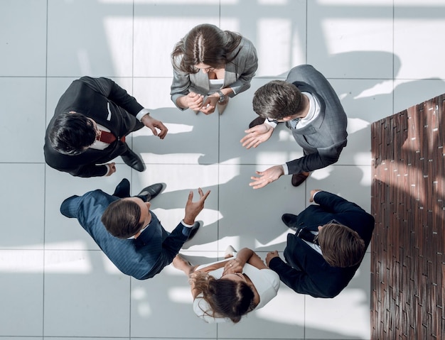 Vista dall'alto il team aziendale sta discutendo nuove ideeil concetto di lavoro di squadra