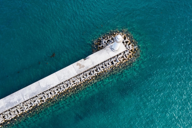 Vista dall'alto in basso del frangiflutti e del mare