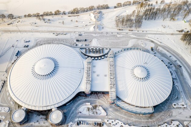 Vista dall'alto in inverno di un moderno complesso sportivo con parcheggio a Minsk in Bielorussia