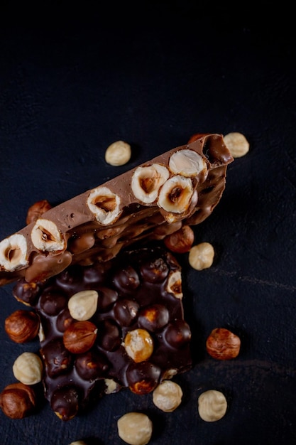 Vista dall'alto in sezione su una tavoletta di cioccolato fondente con nocciole