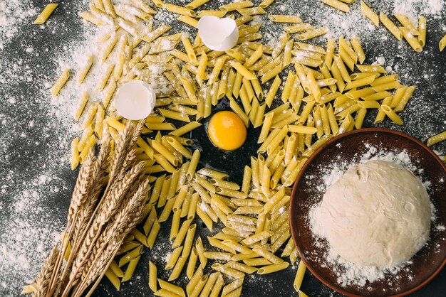 vista dall'alto ingredienti per cucinare la pasta