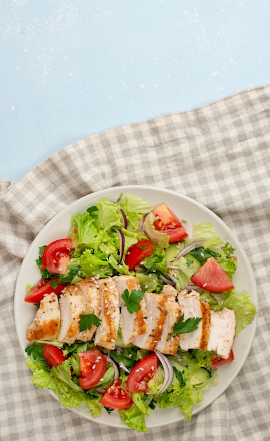 Vista dall'alto insalata con pollo e canovaccio