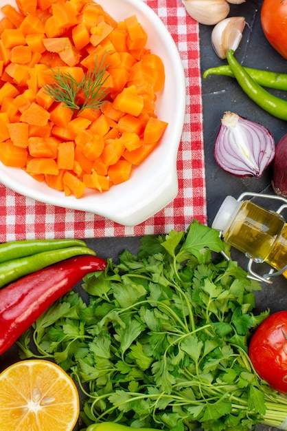 vista dall'alto insalata di carote con verdure fresche e verdure su sfondo scuro pasto pranzo cibo spuntino dieta colore insalata