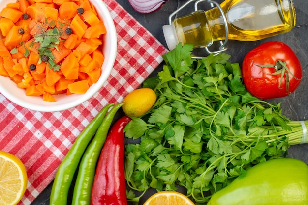 vista dall'alto insalata di carote con verdure fresche e verdure su sfondo scuro pranzo cibo salute pasta pasto dieta snack insalata