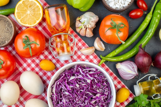vista dall'alto insalata di cavolo rosso con verdure verdure fresche e uova su sfondo scuro foto salute dieta colore cibo insalata pasto spuntino pranzo